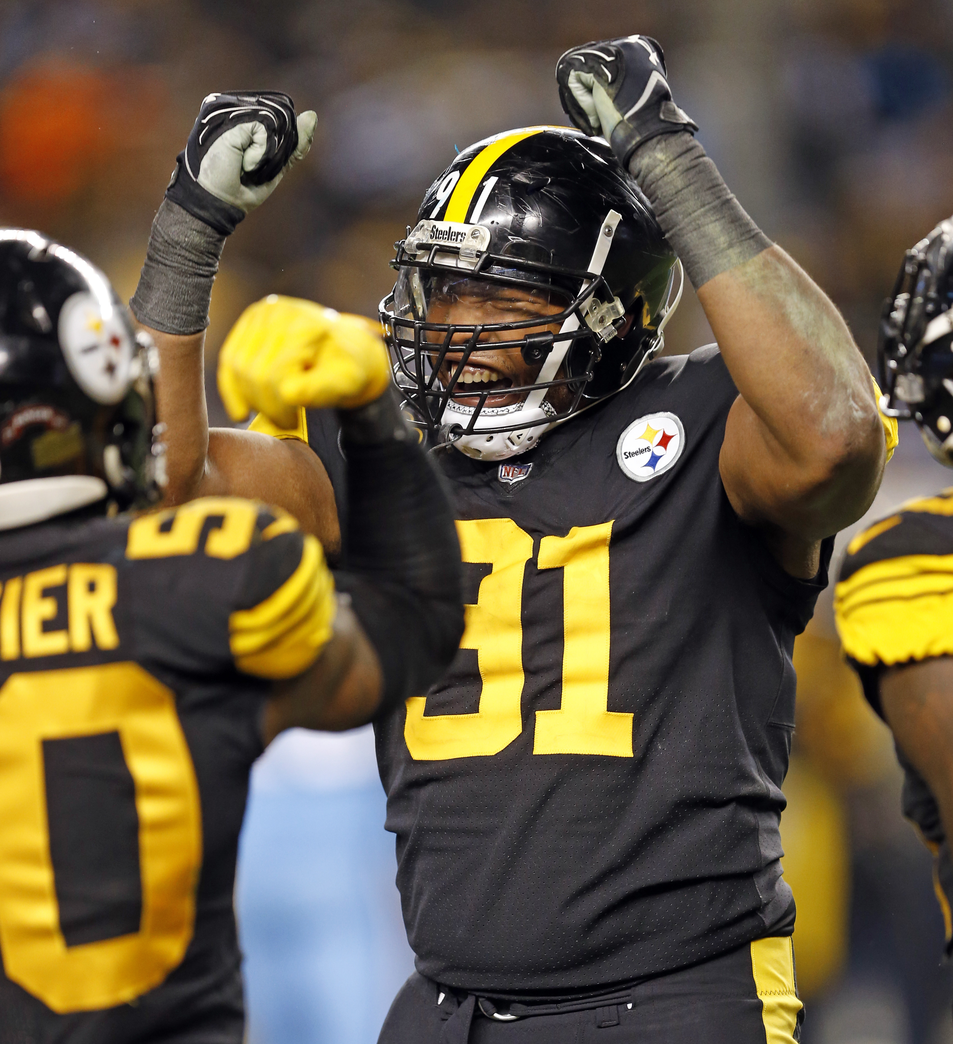 Roethlisberger throws 4 TDs, Steelers drill Titans 40-17