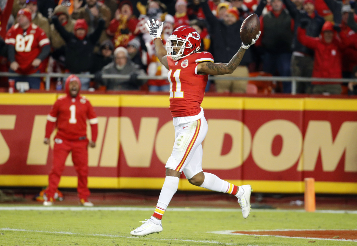 Chiefs beat Raiders 35-3 to become AFC West champions