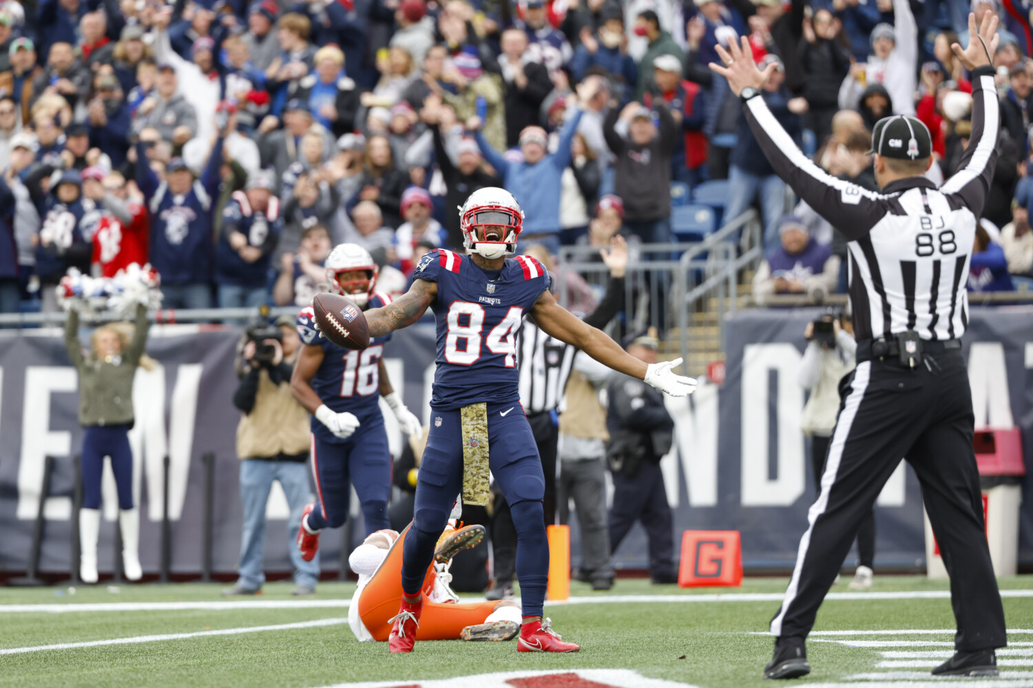 Cleveland Browns dominated, hurt in 45-7 loss to New England Patriots