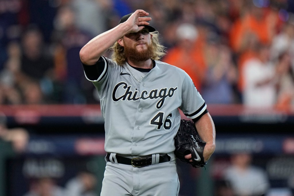 Chicago White Sox pick up Kimbrel option, decline Hernandez