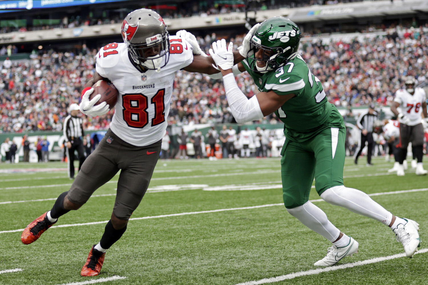 Watch: Bucs' Antonio Brown removes shirt, walks off field