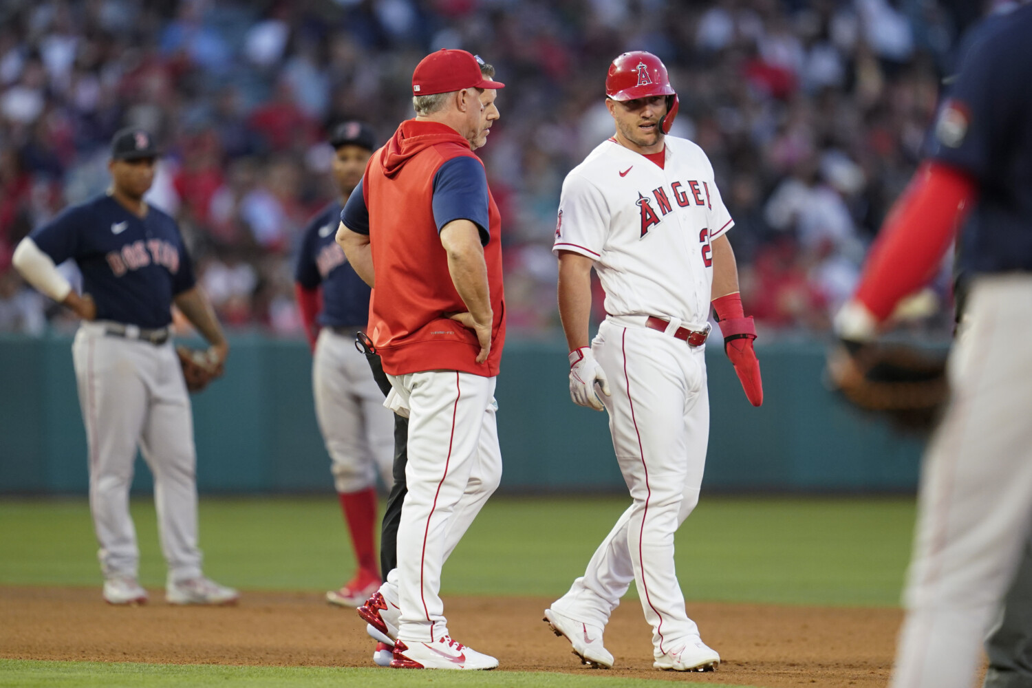 What a headache: Mitch Garver leaves Twins' loss because of injury