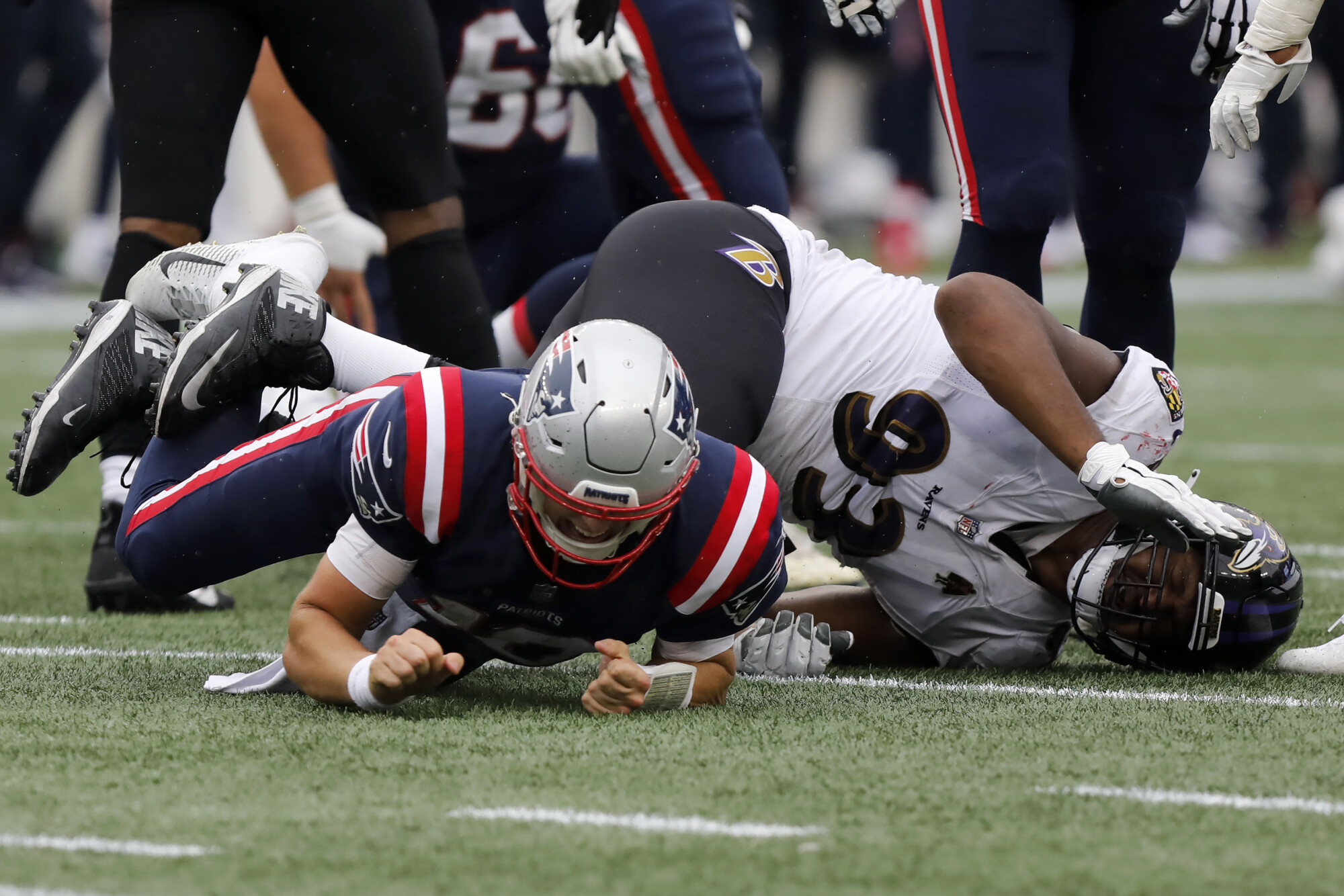 Patriots QB Mac Jones hobbles off the field with leg injury