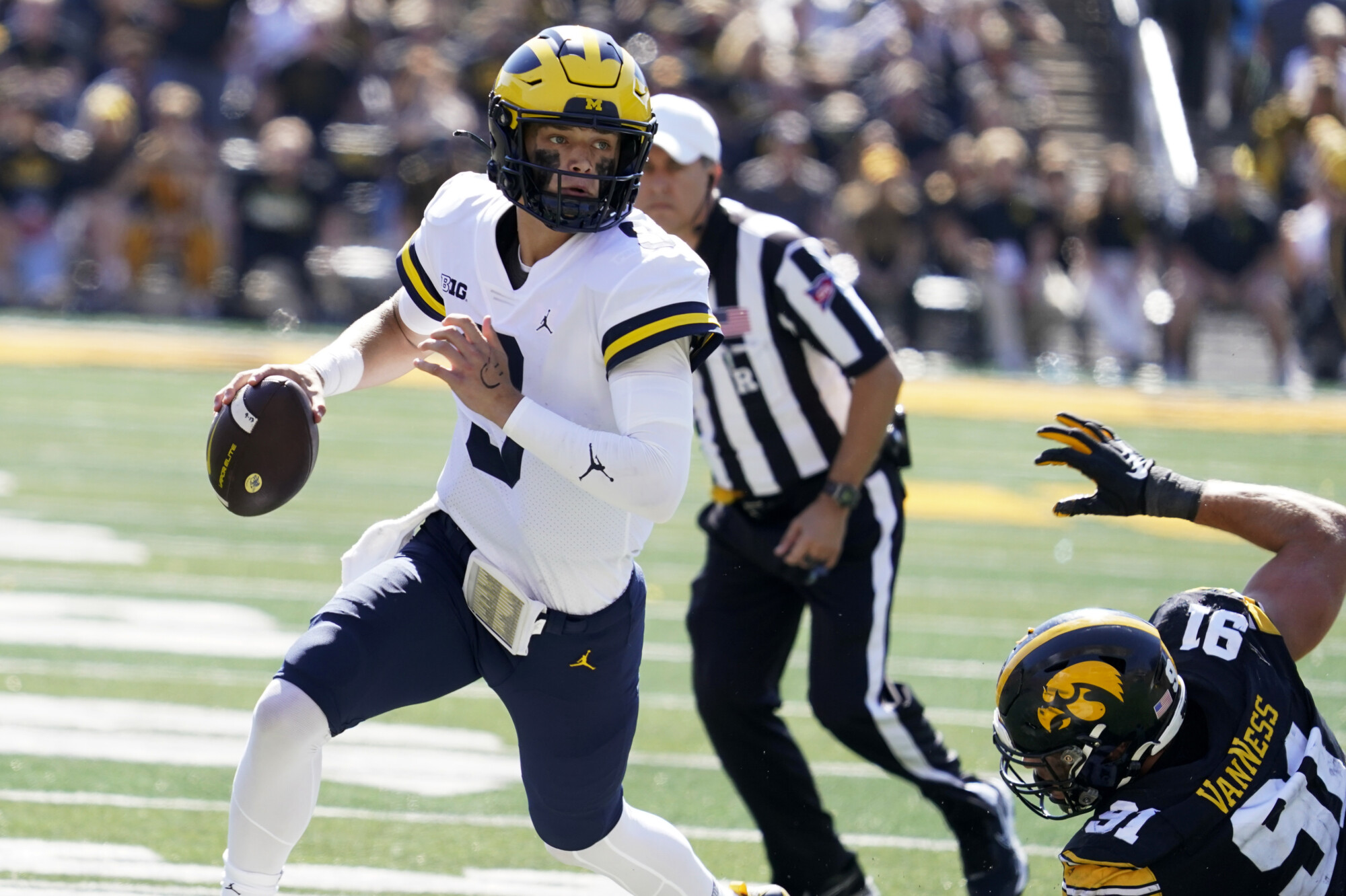 Blake Corum scores 2 TDs, helps No. 2 Michigan pull away to beat