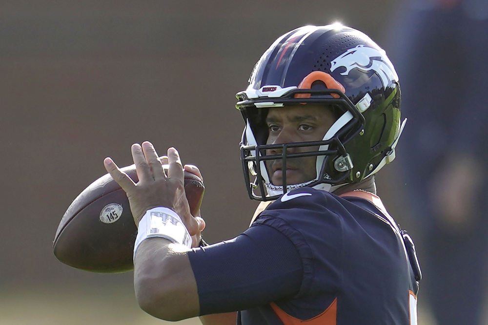 Broncos QB Russell Wilson 'pushing to play' despite hamstring injury