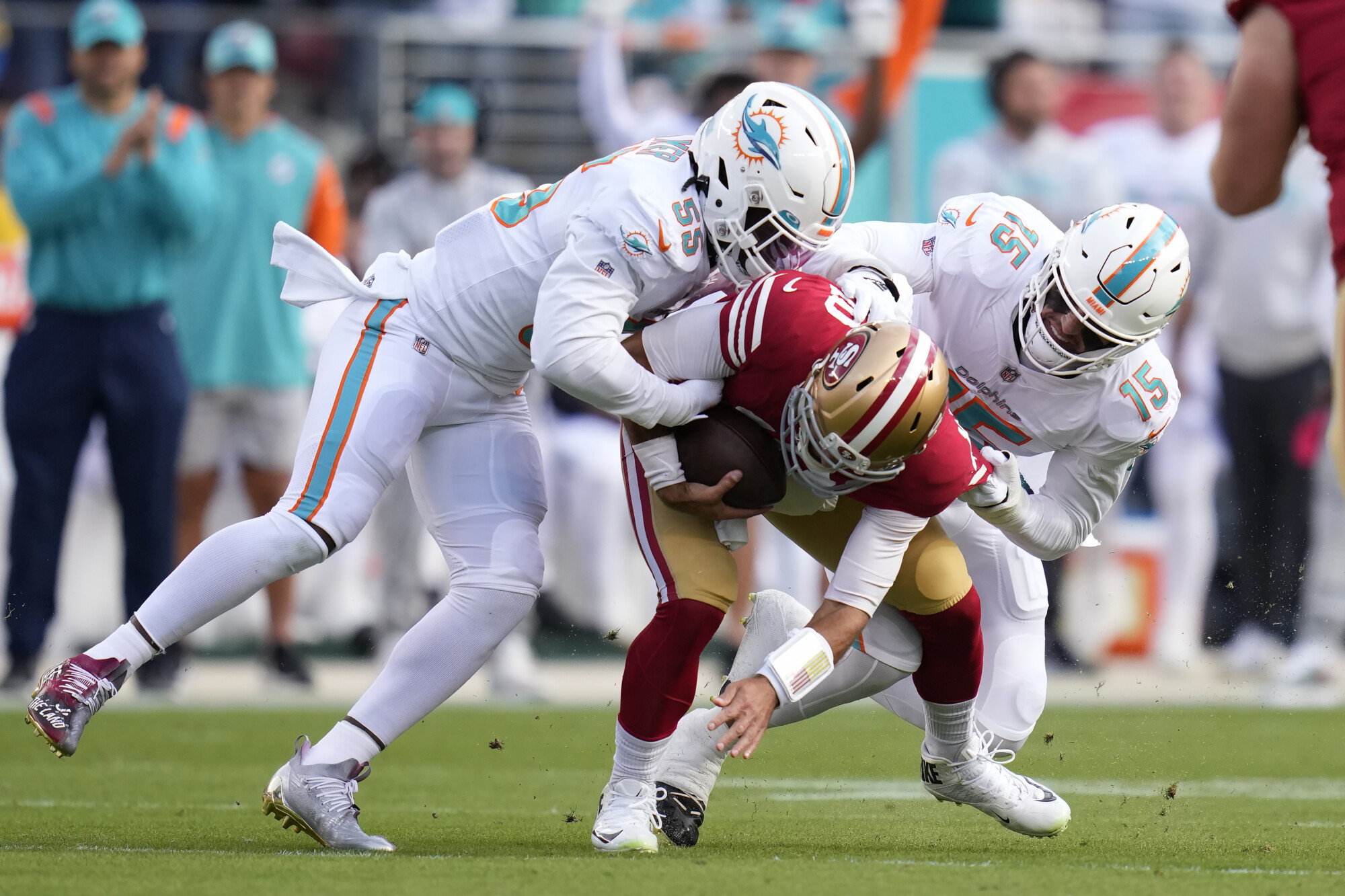 Fitzpatrick's 3 TD passes help Dolphins defeat 49ers