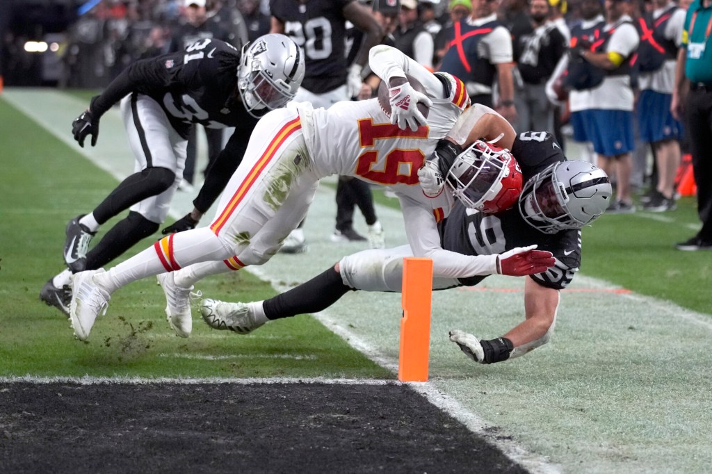 Patrick Mahomes sets record, Chiefs beat Raiders for AFC's top seed