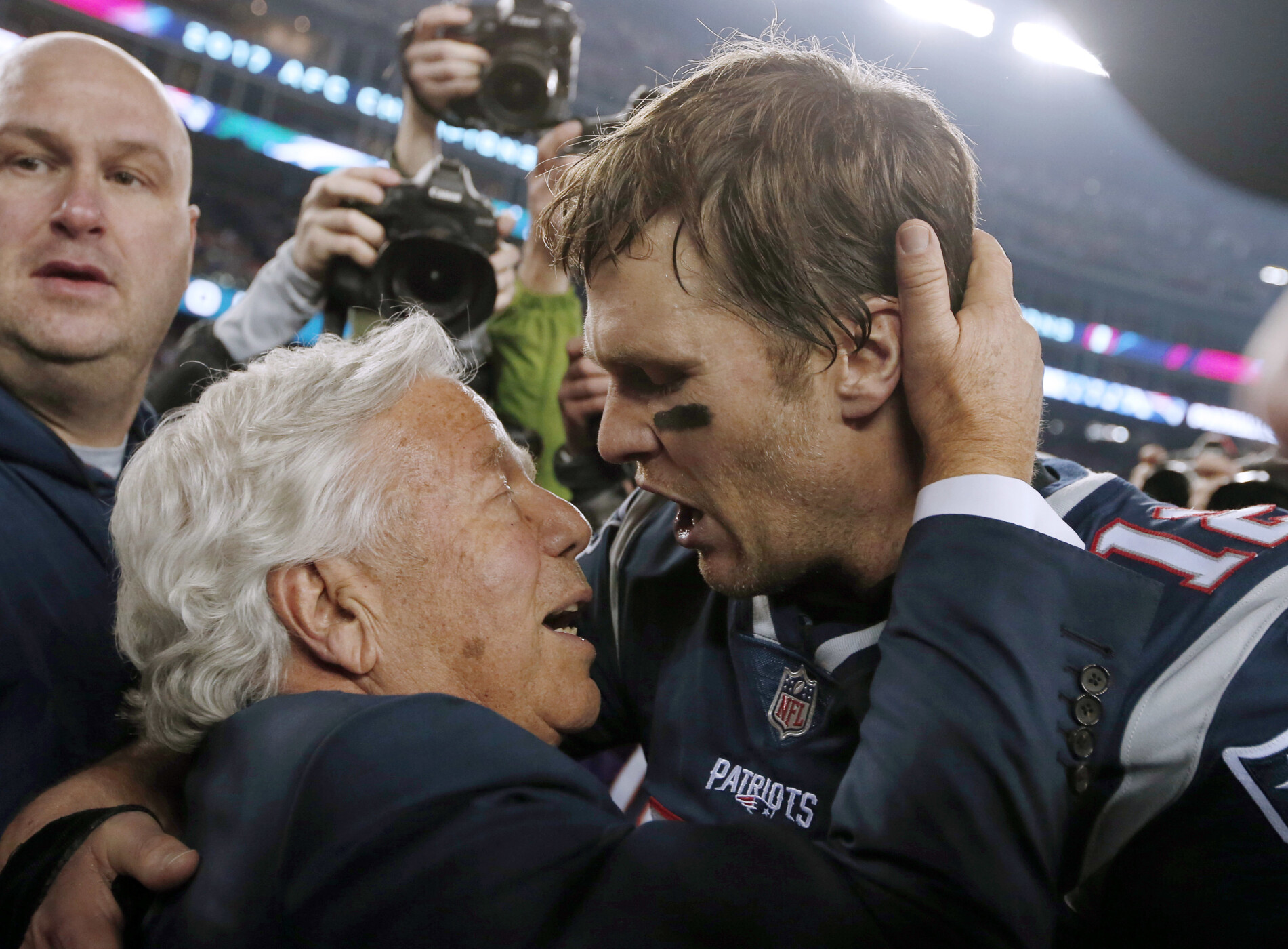 Robert Kraft wants Tom Brady to sign one-day contract to retire