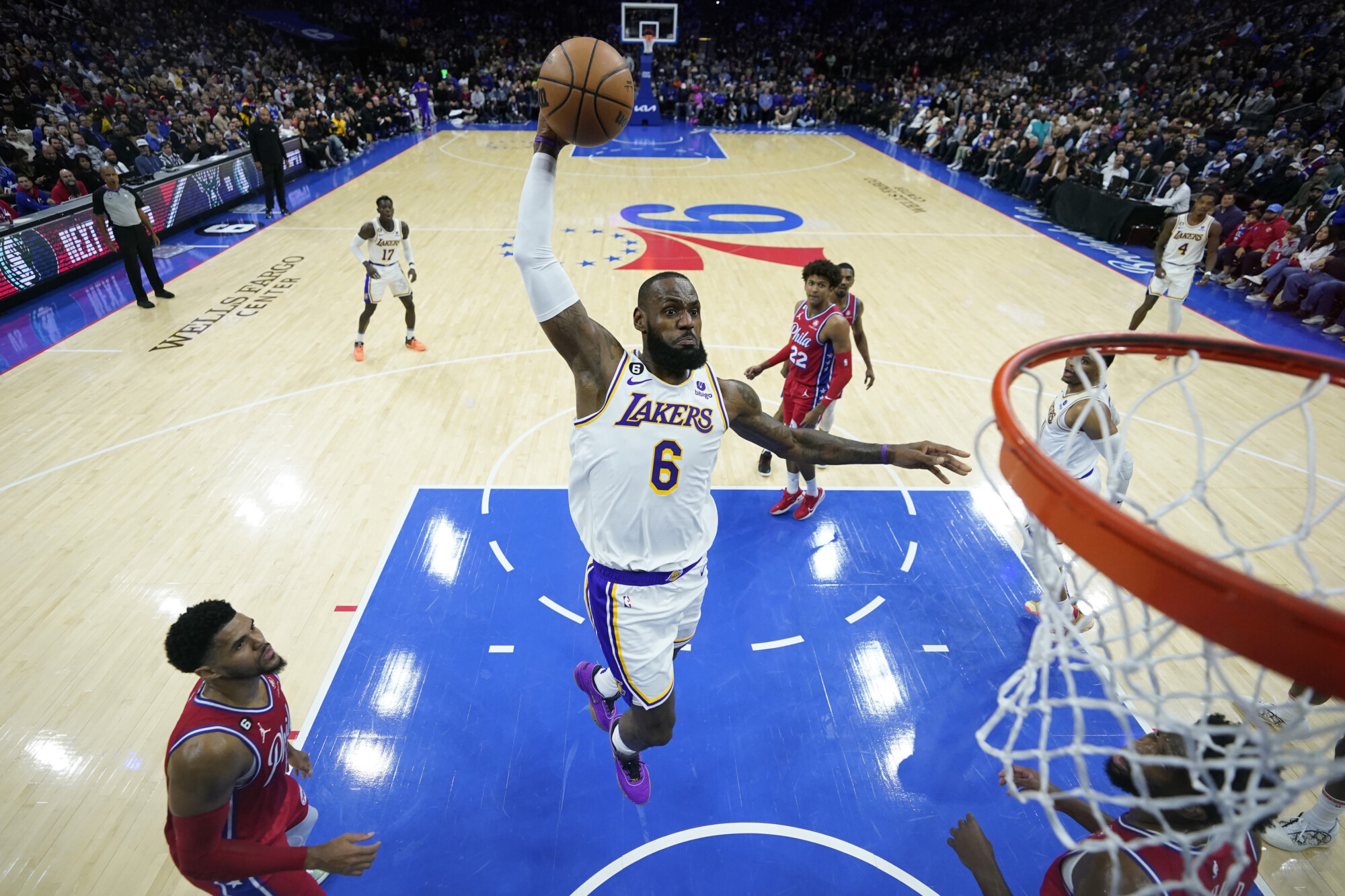 Lakers' LeBron James passes 38K-point mark, closing in on Kareem