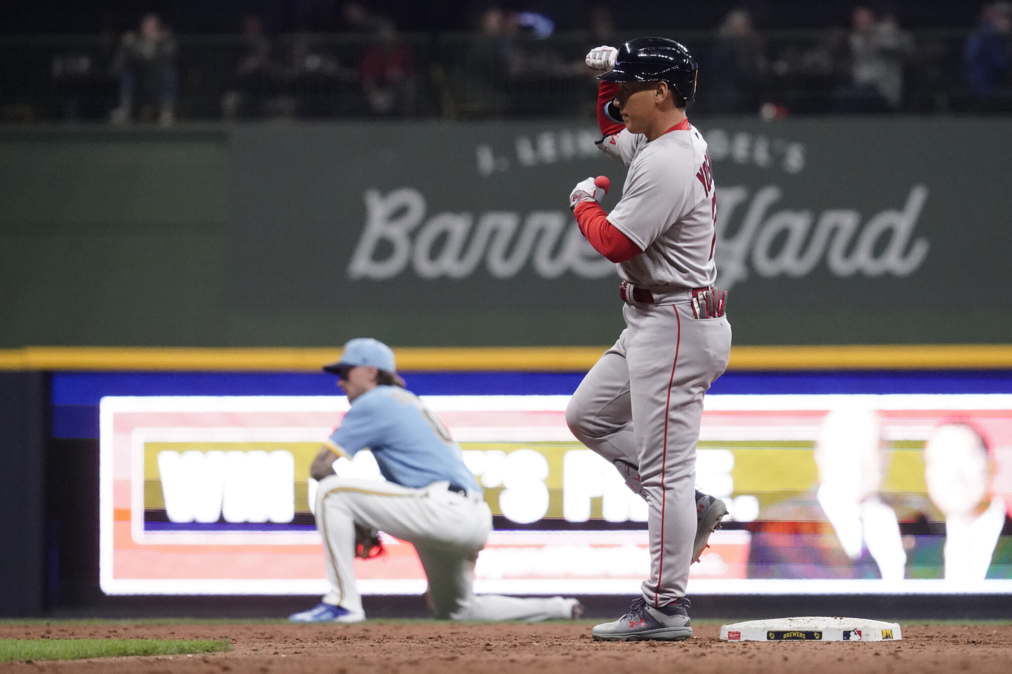 Red Sox take series opener in Milwaukee