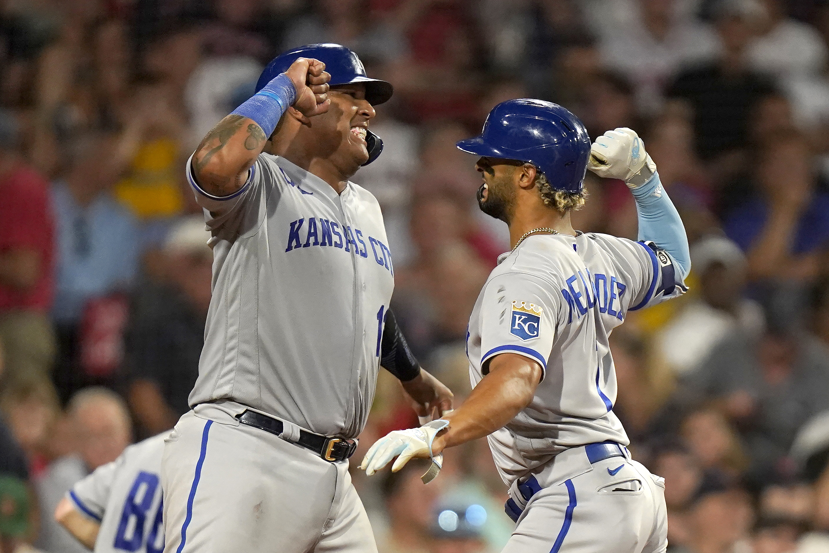 Salvador Perez ties Royals home run record