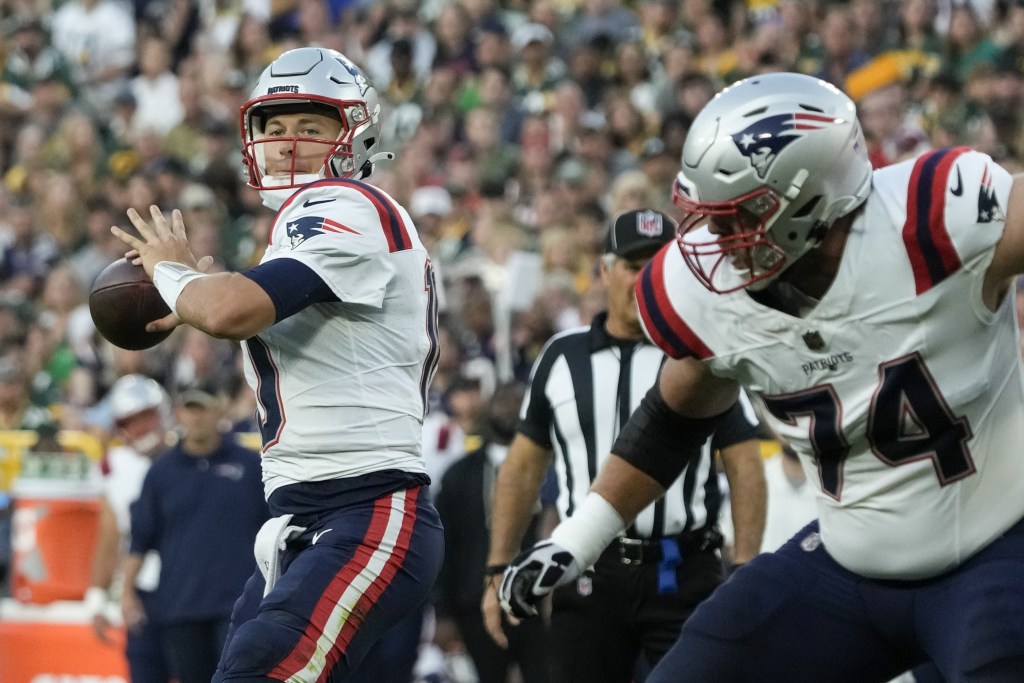 WATCH: Mac Jones throws with Patriots receivers at Tampa workout