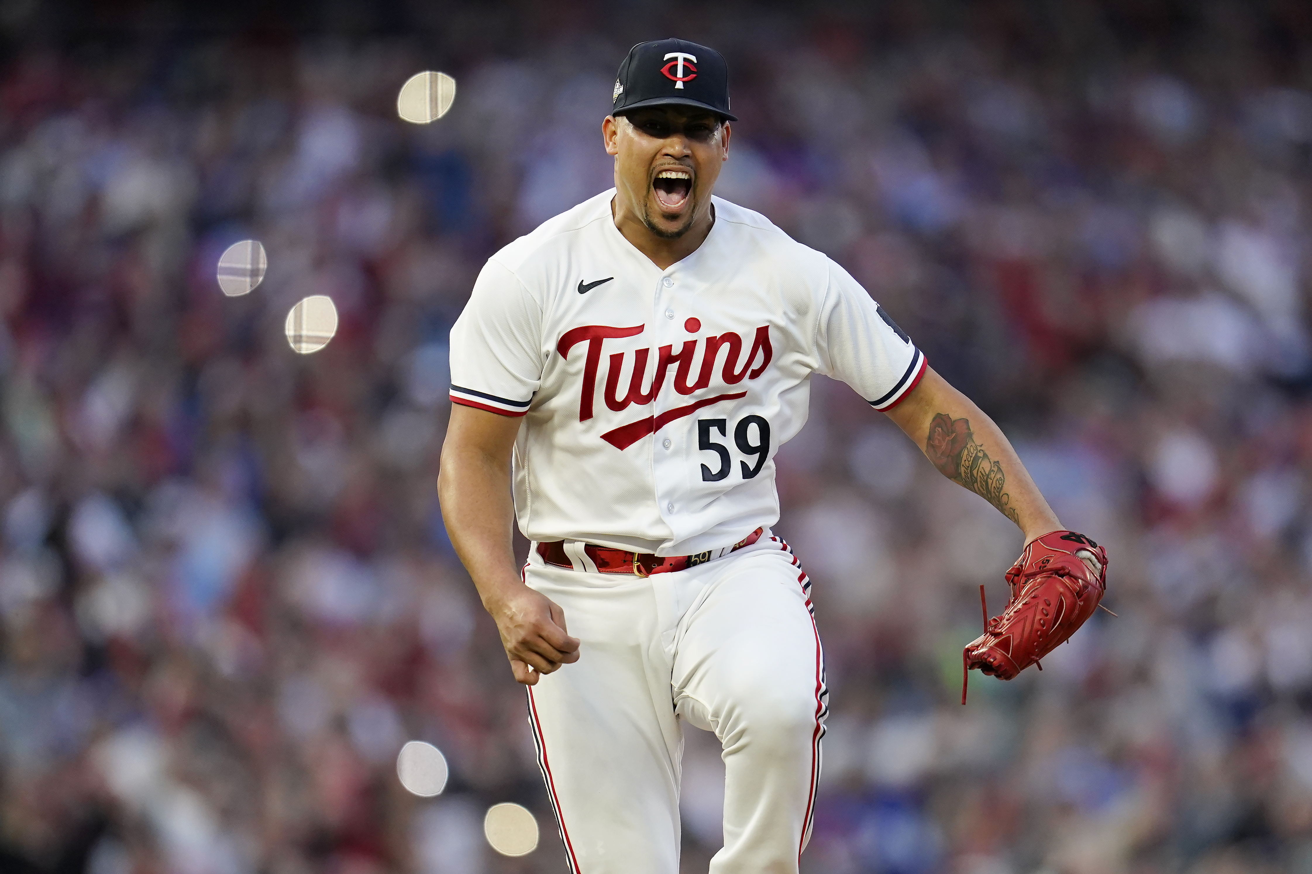 Twins advance for 1st time in 21 years with 2-0 win to sweep Blue Jays  behind Gray, Correa